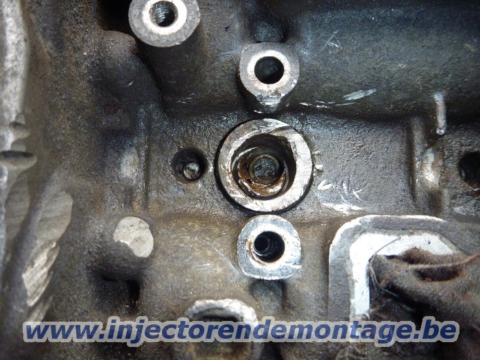Snapped injector removed from Renault Trafic
                with 2.0 engine