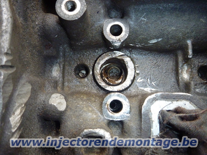 Snapped injector removed from Renault Trafic
                with 2.0 engine