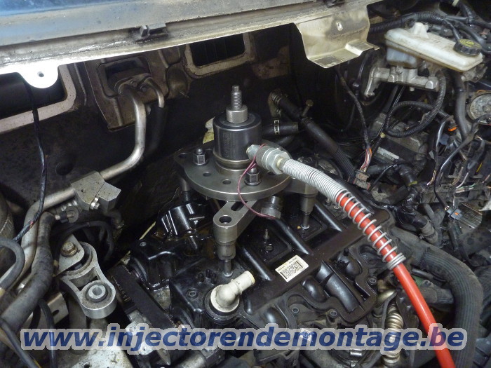 Injector removal from Renault Trafic / Opel
                Vivaro with 2.5 engine
